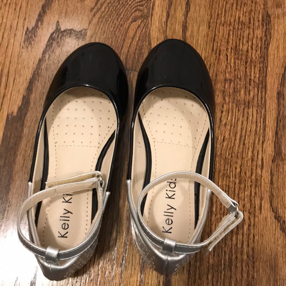 Black and silver flats